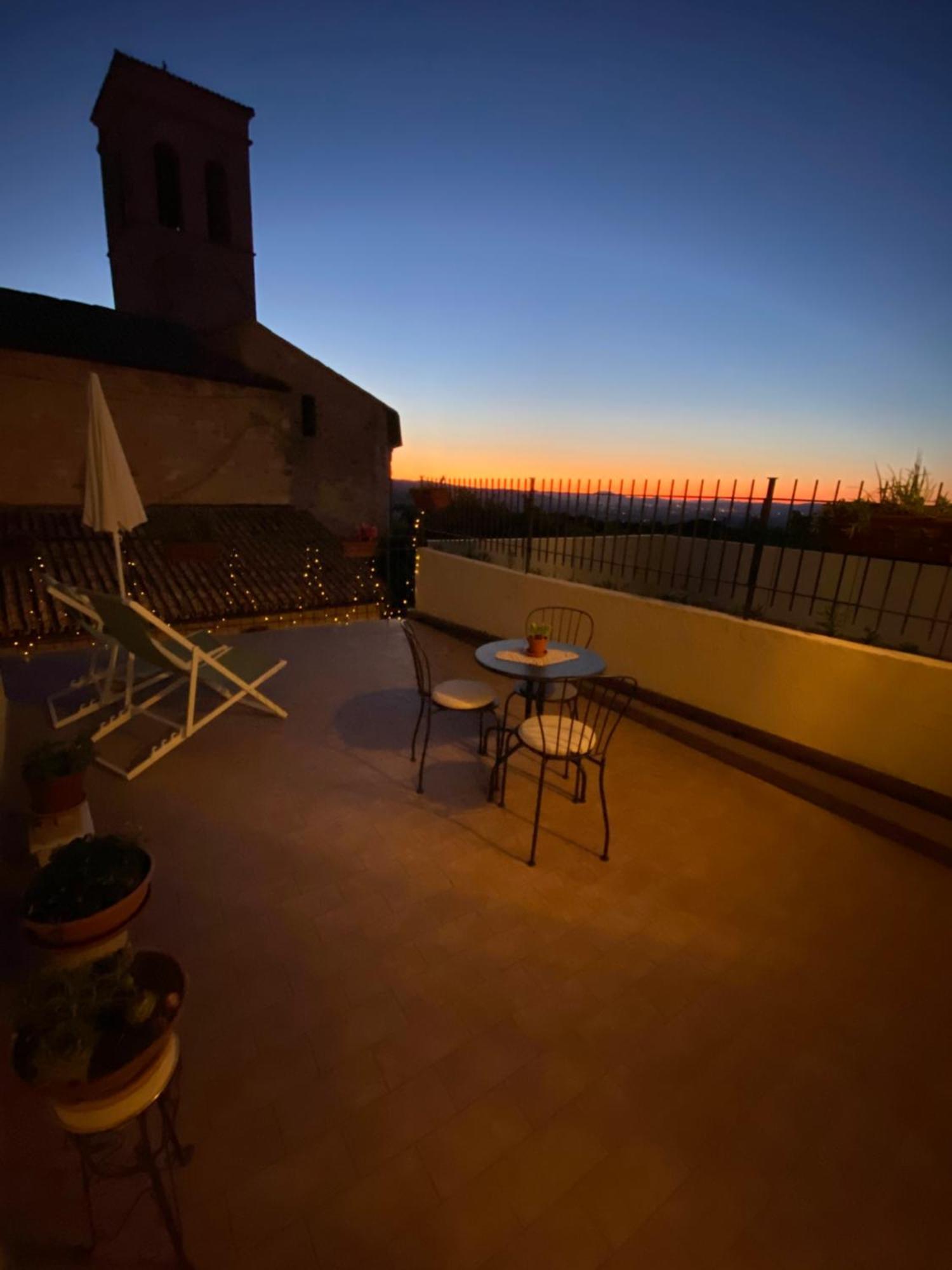 App. Con Terrazza Panoramica In Centro-Montefalco Exterior foto