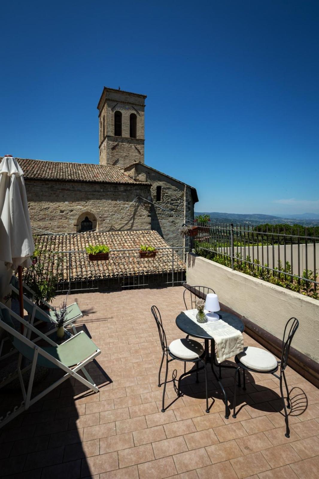App. Con Terrazza Panoramica In Centro-Montefalco Exterior foto